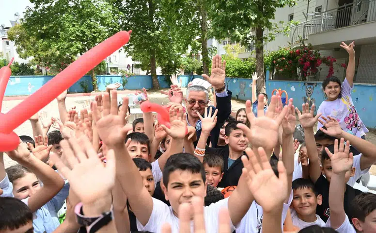 Kemer’de Eğitimci Başkandan Öğrencilere Sürpriz