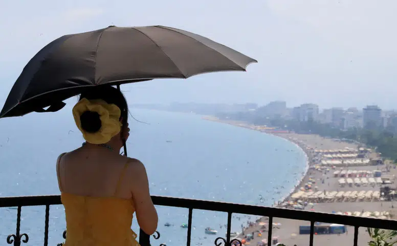 Antalya'da Hissedilen Sıcaklık 40 Derece!
