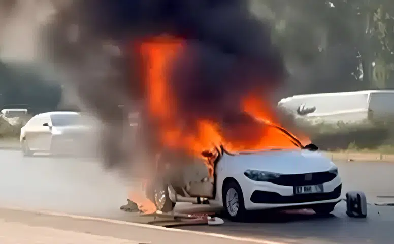 Serik'te LPG'li Otomobil Yangını: 4 Kişi Hastaneye Kaldırıldı