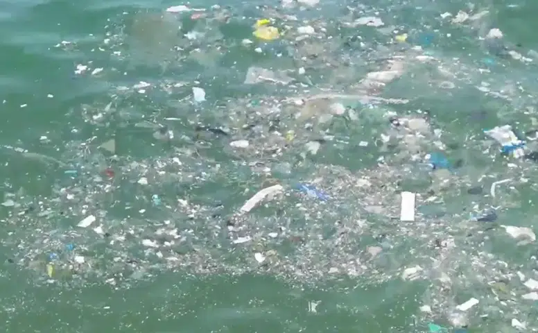 Kemer Karaburun Sahili'ni Plastik Atıklar Vurdu!