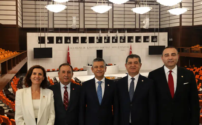 Özgür Özel'in “Evet” Dediği Yasaya Antalyalı Vekillerden Peş Peşe “Hayır”