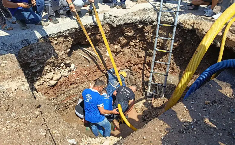Kumluca'da İçme Suyu Hattı Çalışmasında Göçük!