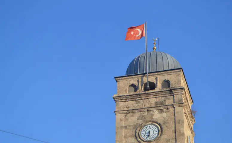 Antalya’nın Tarihi Saat Kulesi'ndeki Soluk Bayrak Neden Değiştirilmiyor?