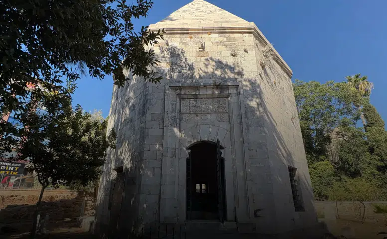 Antalya'da 649 Yıllık Tarih: Zincirkıran Türbesi Ziyaretçilerini Ağırlıyor