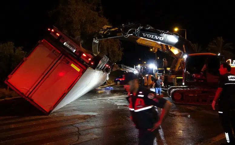 Antalya'da Katliam Gibi Kaza! Dolmuş Durağına Uçan TIR 2 Can Aldı