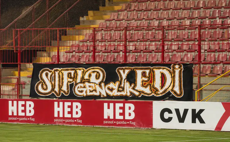 Kendileri yok, isyanları var! 07 Gençlik'ten boş tribünde pankartlı protesto