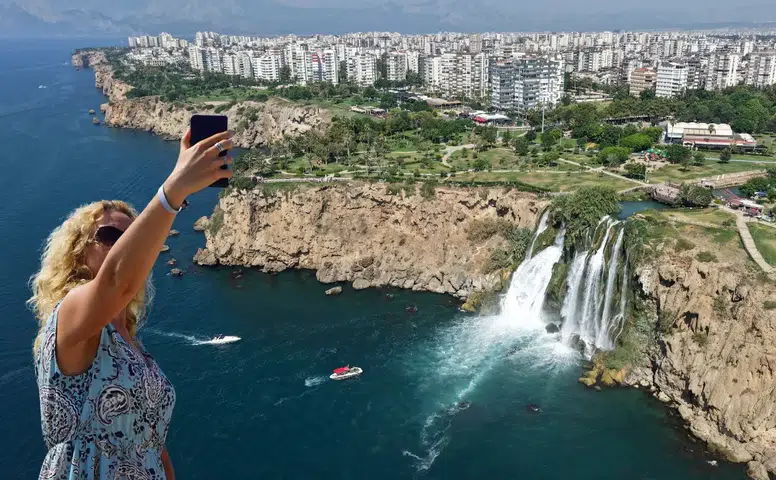 40 Metreden Akdeniz'e dökülen Düden Şelalesi Turistlerin Gözdesi!