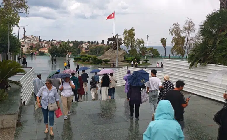 Yağmura Rağmen Antalya Turu Yaptılar