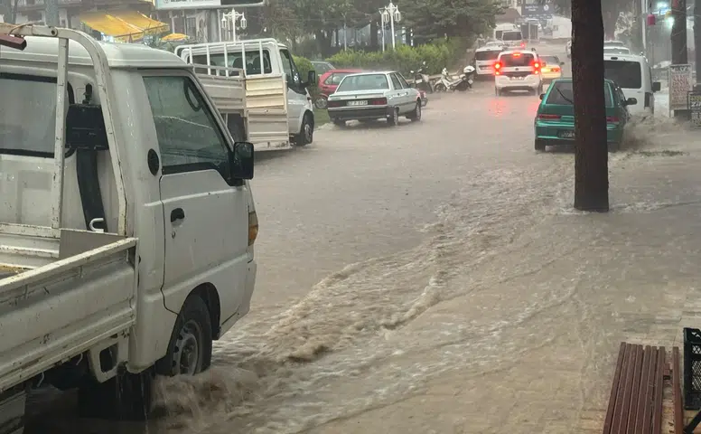 Antalya'da Şiddetli Sağanak! Elmalı'da Pazar Yerini Su Bastı