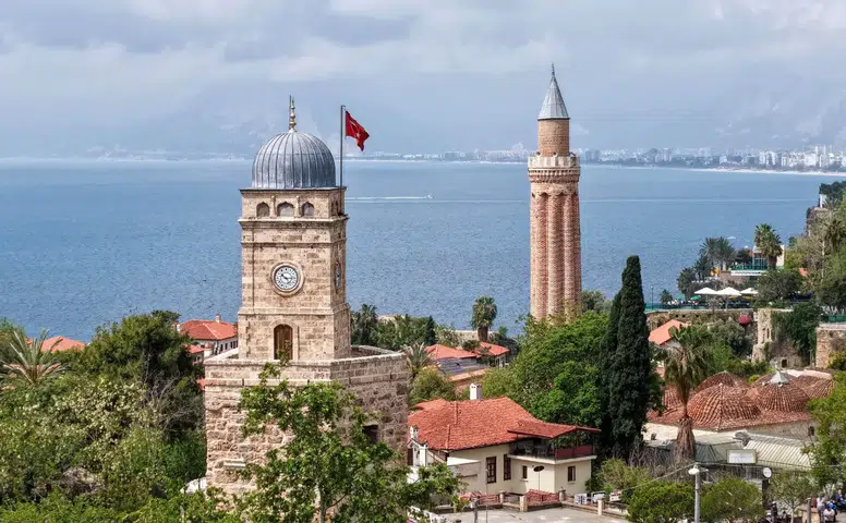 Antalya'da Perşembe Hava Durumu: Rüzgar Orta Kuvette Esecek