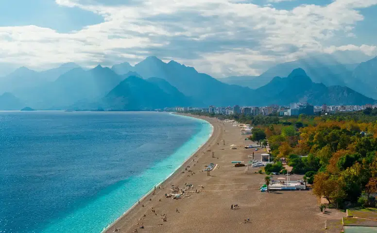 Antalya'da Sıcaklık Yükseliyor! 5 İlçede Sağanak ve Rüzgar Uyarısı