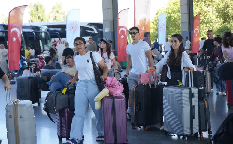 Antalya'ya Gelen Üniversitelilere Sürpriz Karşılama!