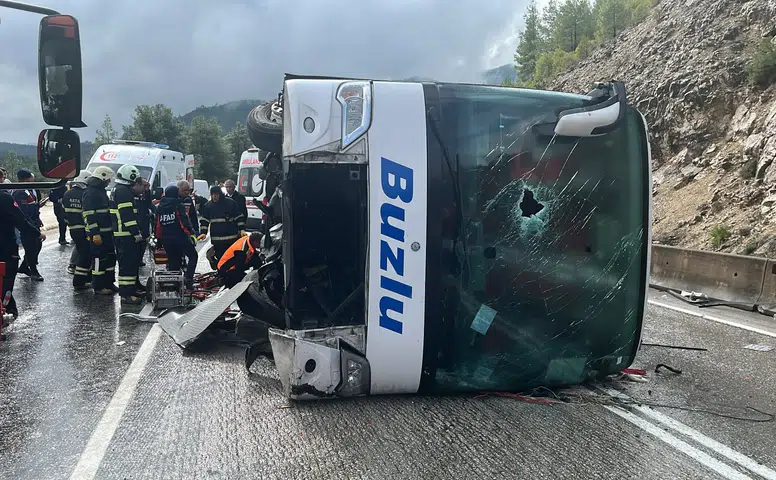 Isparta-Antalya Yolunda Otobüs Devrildi