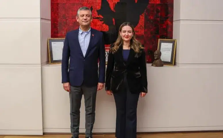 Gözler Antalya Büyükşehir’deydi: Büşra Özdemir’den Özgür Özel’e Telefon!