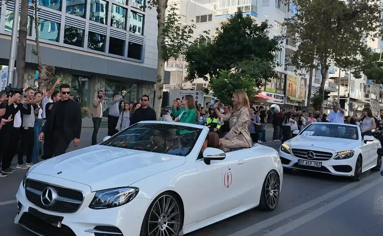 Antalya’da Yıldızlar Geçidi! 63’üncü Altın Portakal Kortejle Başladı