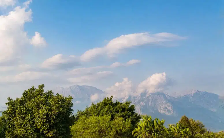 Antalya'da Güneşli Gökyüzü Yerini Şimşeklere Bırakıyor
