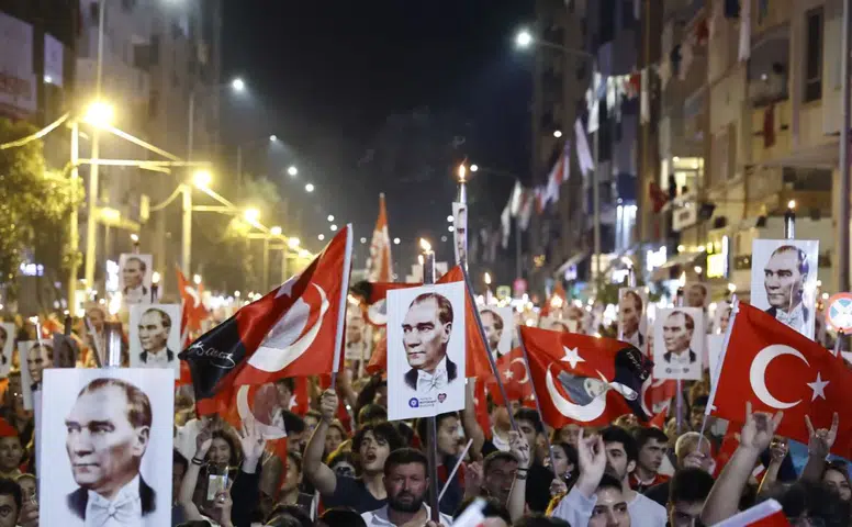 Antalya'da Cumhuriyet Coşkusu: Fener Alayı ve Semicenk Konseri