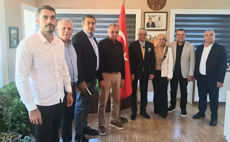 Antalya'da Belediye Başkanı ve 8 Meclis Üyesi CHP'den İstifa Etti