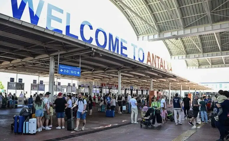 DHMİ Yaz Bilançosunu Açıkladı! Antalya Havalimanı Yolcu Sayısında Ege'yi Solladı