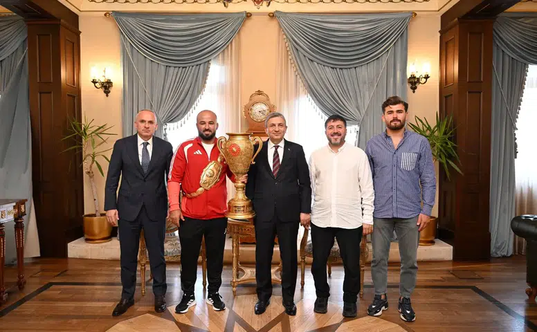57 Yıl Sonra Gelen Zafer! Başpehlivan Orhan Okulu'ndan Vali Şahin'e Ziyaret