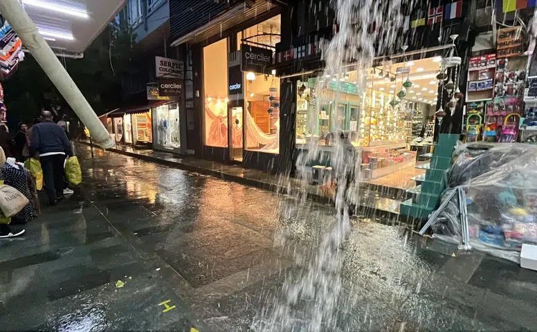 Antalya'da Şiddetli Sağanak Hayatı Olumsuz Etkiledi