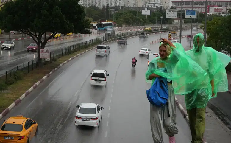 Antalya'da Gökyüzü Delindi! Sağanak Kenti Esir Aldı
