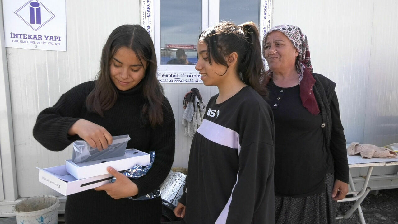 Depremzede öğrencilere tablet (3)