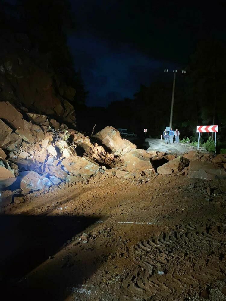 Muğla'da heyelan ulaşıma engel oldu