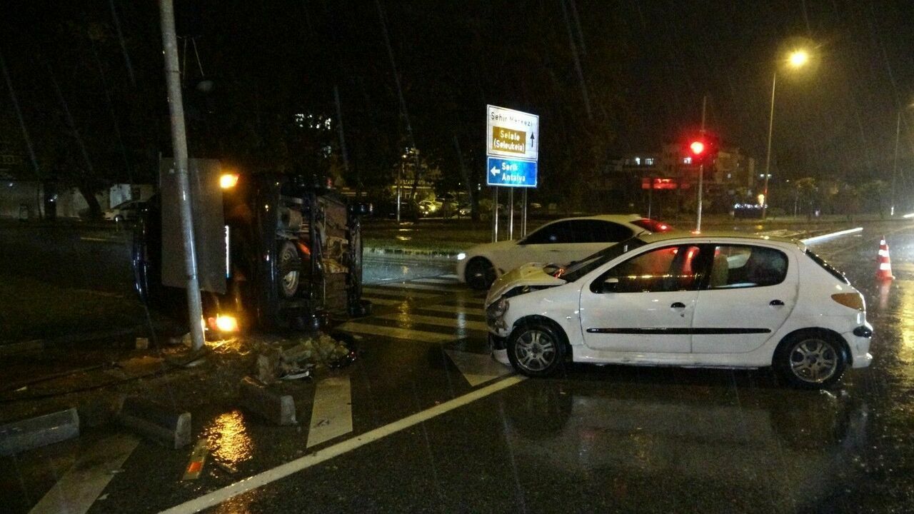 Manavgat'ta trafik kazası 2 kişi yaralandı