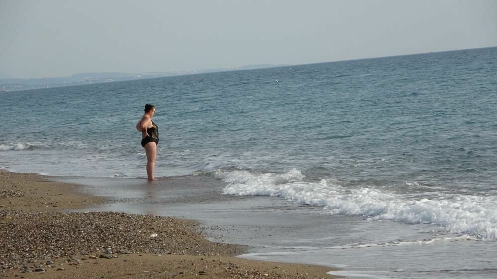 Antalya'nın yüksek yerlerine kar yağarken sahilleri doldu