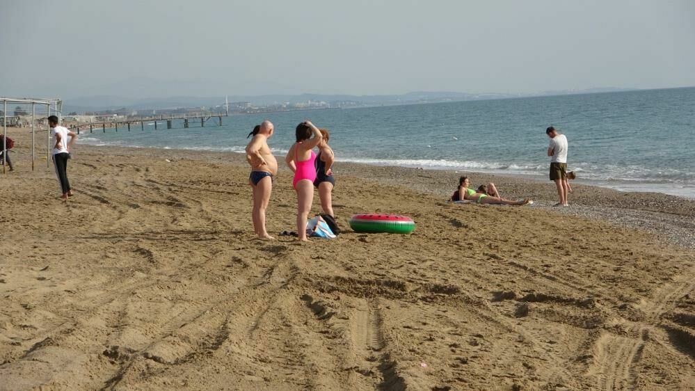 Antalya'nın yüksek yerlerine kar yağarken sahilleri doldu