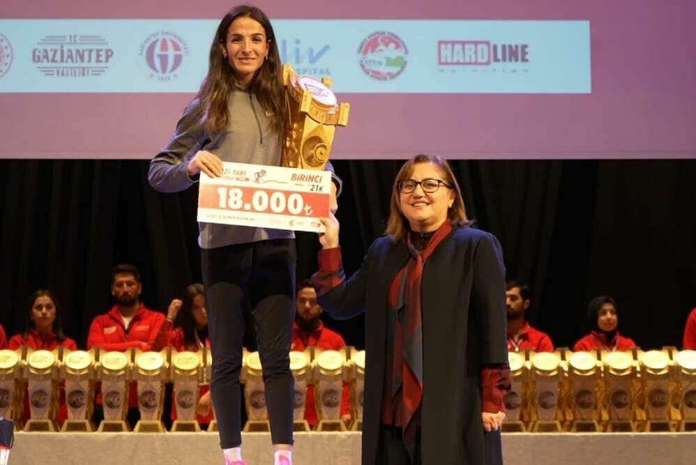 5. Gazi Yarı Maratonu'nda dereceye giren sporcular ödüllerini aldı