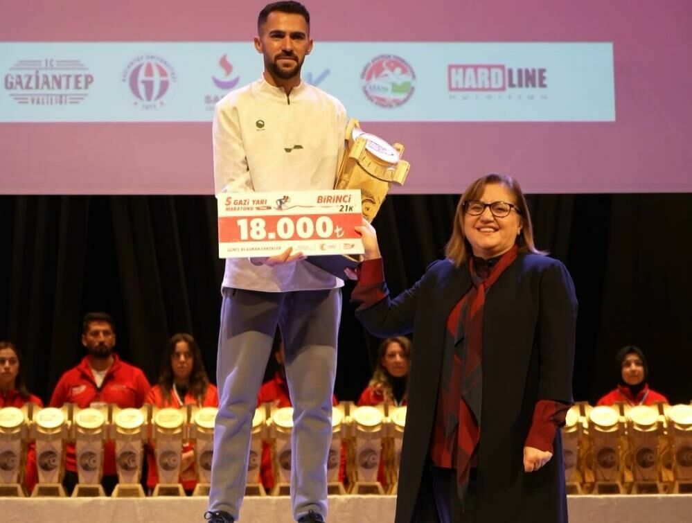 5. Gazi Yarı Maratonu'nda dereceye giren sporcular ödüllerini aldı