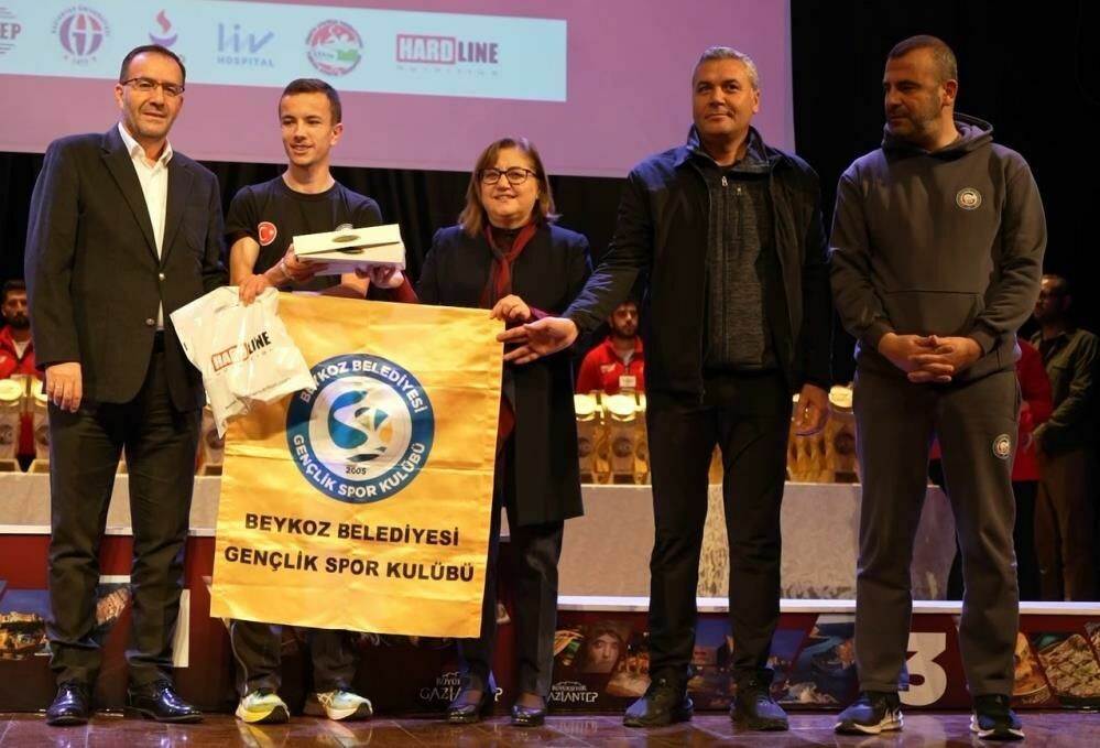 5. Gazi Yarı Maratonu'nda dereceye giren sporcular ödüllerini aldı