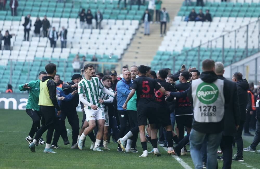 TFF 2. Lig maçında büyük gerginlik!
