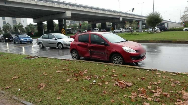 Manavgat'ta kırmızı ışık ihlali faciası: Otomobil hurdaya döndü