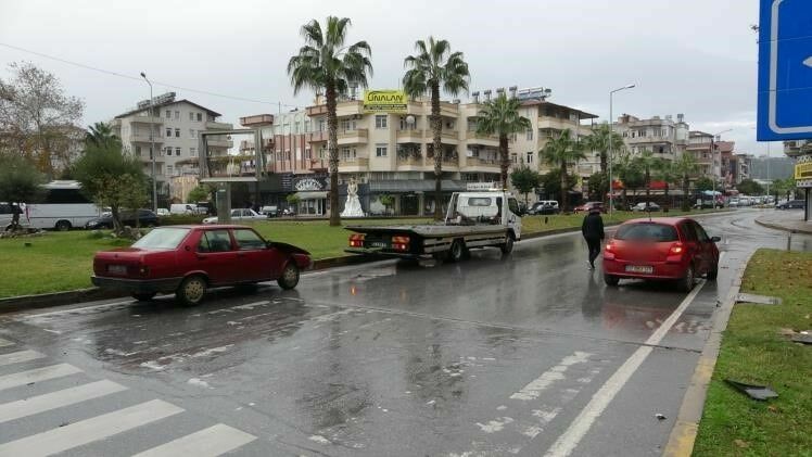 Manavgat'ta kırmızı ışık ihlali faciası: Otomobil hurdaya döndü