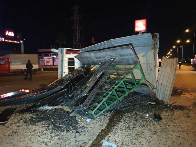 Adana'da Feci Kaza! Kamyonetle Çarpışan Otomobil Mezarı Oldu
