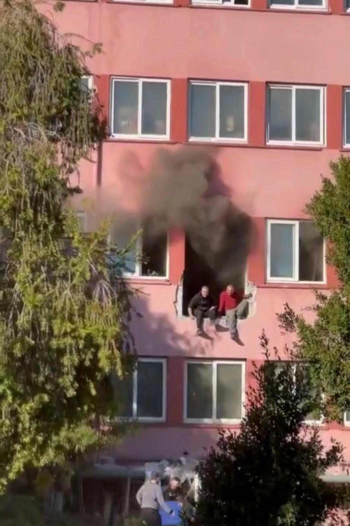 Adana'daki Eski Devlet Hastanesinde Yangın! 2 Işçi Mahsur Kaldı 