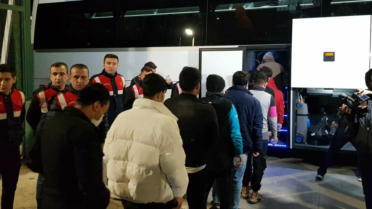Ayvalık'ta 80 düzensiz göçmen yakalandı