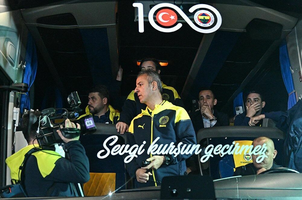 Süper Kupa krizi sonrası taraftarlar takımlarını karşıladı