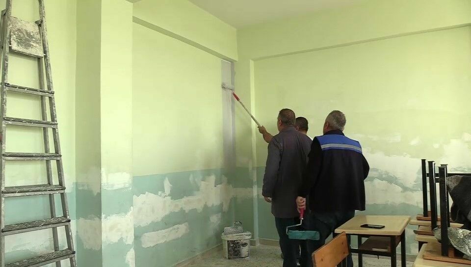 Gümüşhacıköy'de Öğrenci Veli ve Okul Çalışanları İşbirliğiyle Okul Sınıfları Yeniden Renklendi