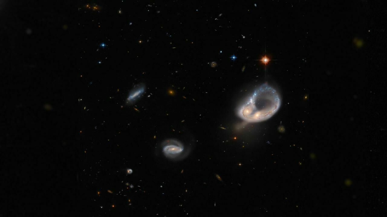 Hubble Uzay Teleskobu sıra sıra dizilmiş galaksileri görüntüledi