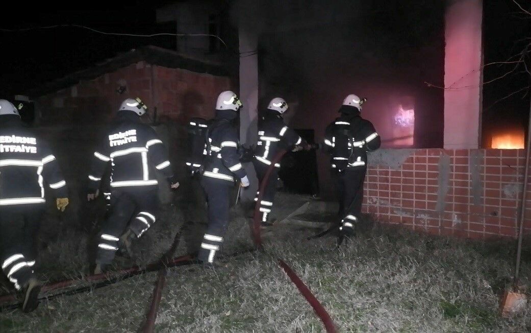 Küle Dönen Evde, Ölen 3 Çocuğunun Hatıralarını Gözyaşlarıyla Aradılar6