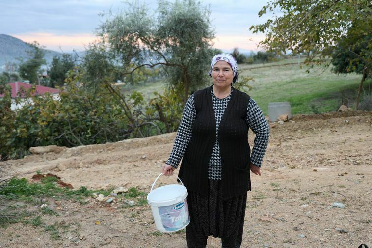 Milyonluk Tekliflere Direnen Adanalı Kız Kardeşler Inekleriyle Geçim Sağlıyor 