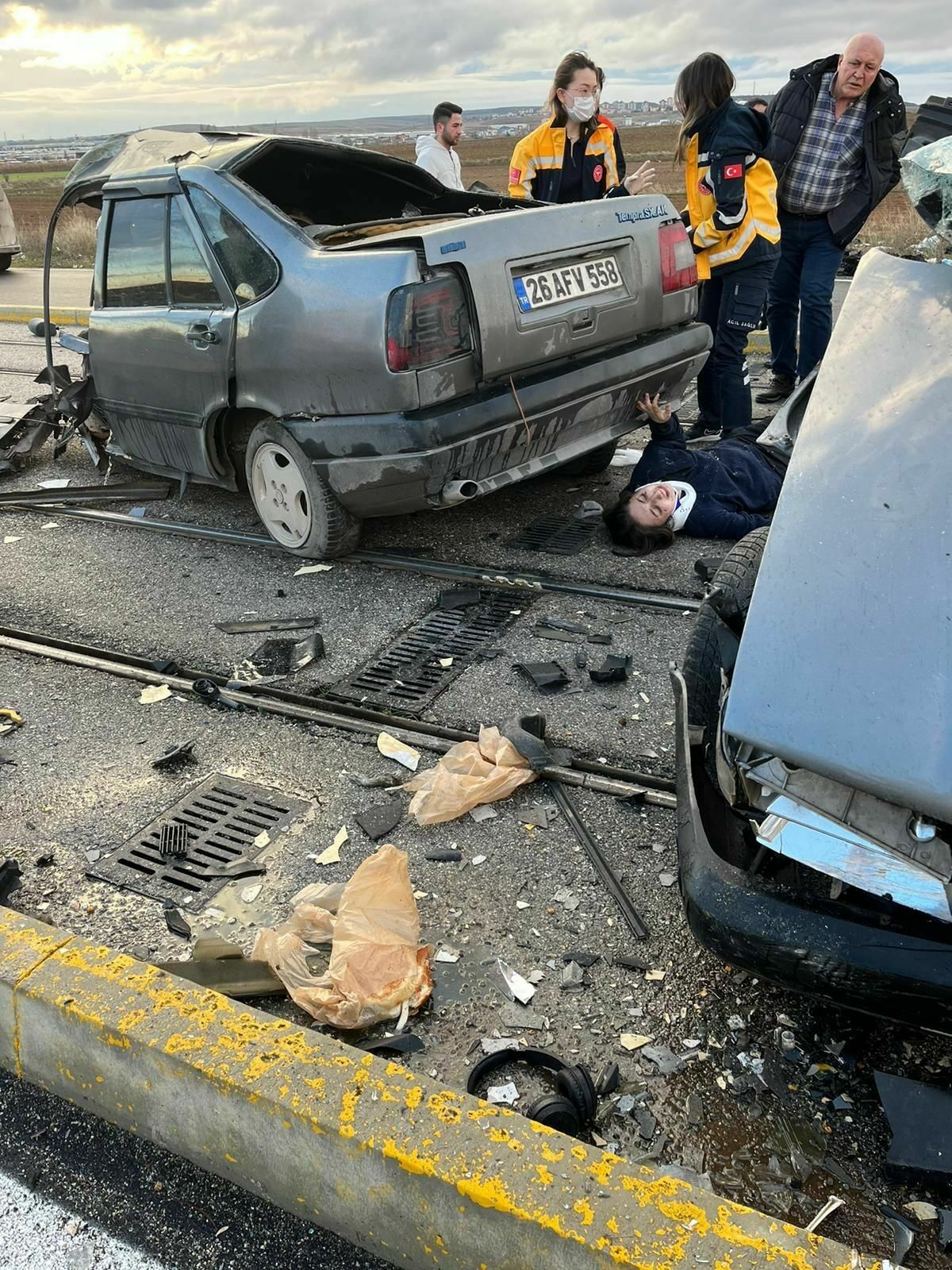 Otomobil Tramvay Yolunda Ikiye Bölündü 1 Ölü, 3 Yaralı