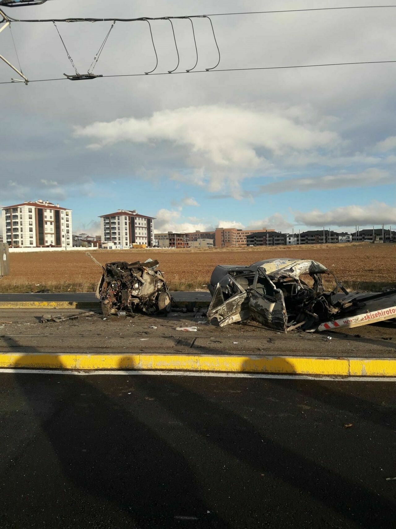 Otomobil Tramvay Yolunda Ikiye Bölündü 1 Ölü, 3 Yaralı