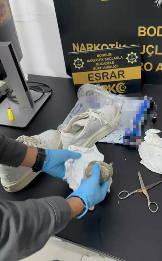 Kargo paketi içine gizlenmiş uyuşturucu ele geçirildi