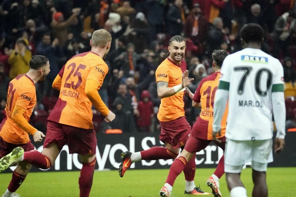 Fenerbahçe ve Galatasaray liderlik için kapıştı: Süper Lig 19'uncu hafta