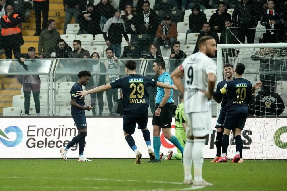 Fenerbahçe ve Galatasaray liderlik için kapıştı: Süper Lig 19'uncu hafta